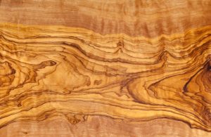 Primo piano sul caratteristico pattern del legno di olivo