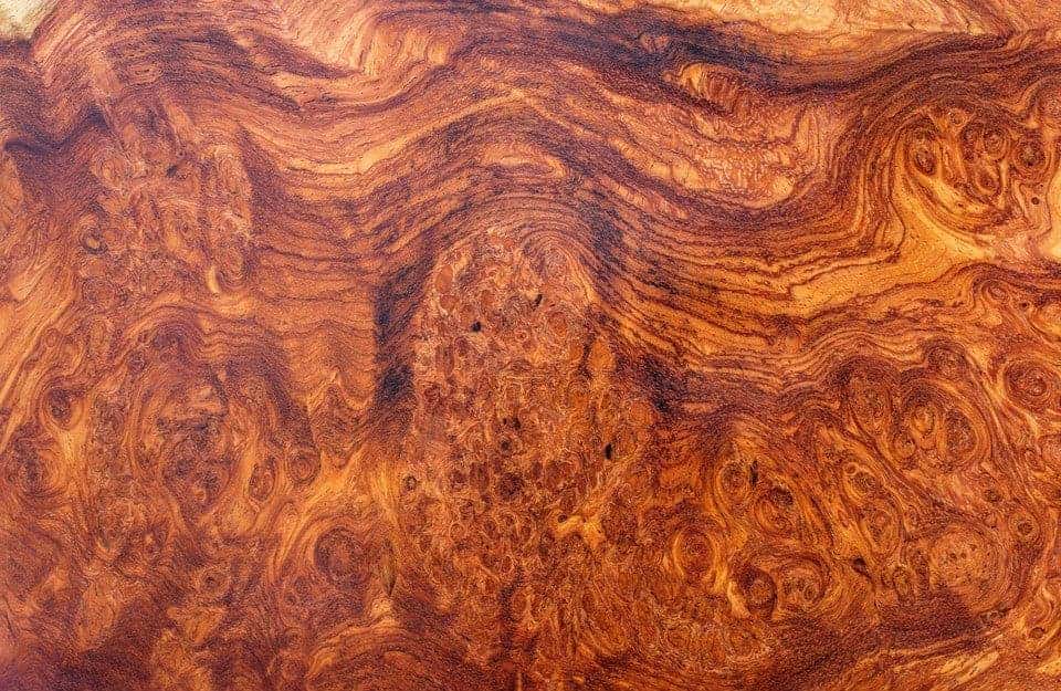 Primo piano sul caratteristico pattern del legno di doussié