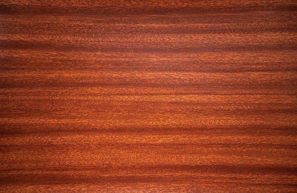Primo piano sul caratteristico pattern del legno di mogano