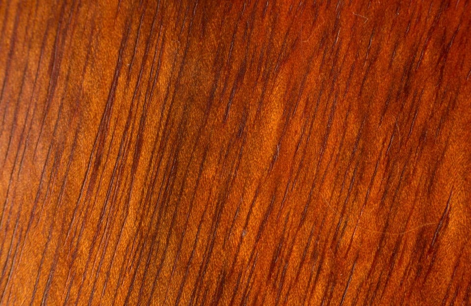 Primo piano sul caratteristico pattern del legno di massaranduba