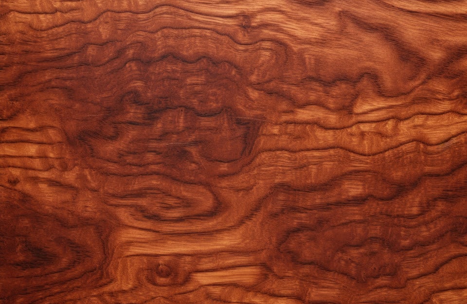 Primo piano sul caratteristico pattern del legno di bubinga