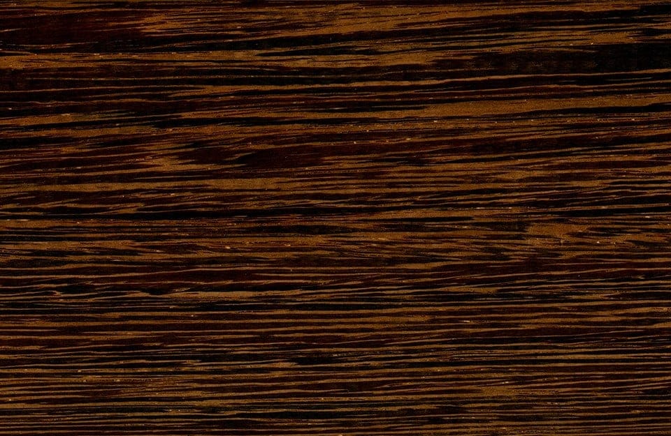 Primo piano sul caratteristico pattern del legno di wengé