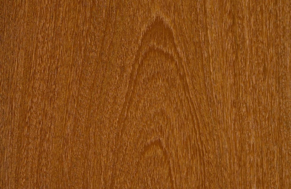 Primo piano sul caratteristico pattern del legno di sucupira