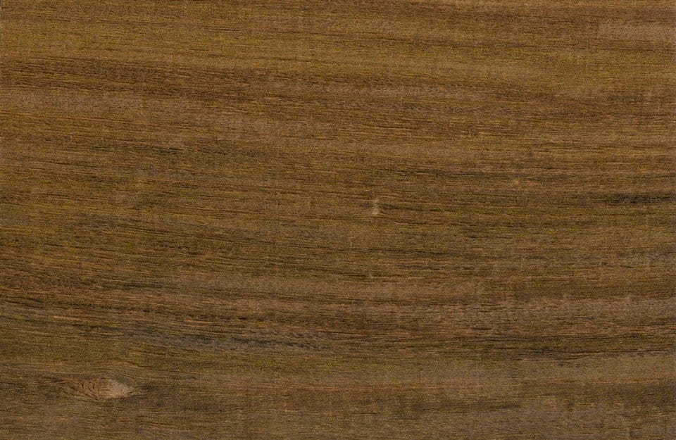 Primo piano sul caratteristico pattern del legno di ipé