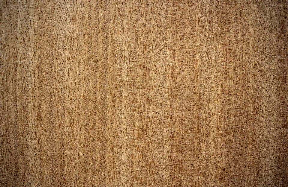 Primo piano sul caratteristico pattern del legno di afrormosia