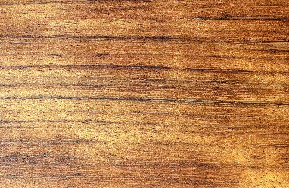 Primo piano sul caratteristico pattern del legno di ovangkol