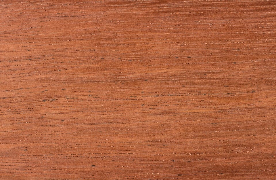Primo piano sul caratteristico pattern del legno di merbau