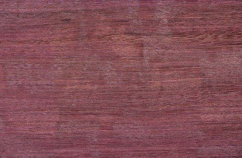 Primo piano sul caratteristico pattern del legno di amaranto