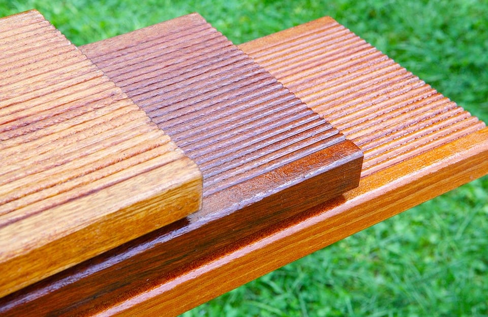Tre tavole di legno di bangkirai per il decking, l'una di colore leggermente diverso dalle altre