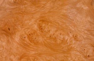 Dettaglio sulla texture di una tavola in legno di madrone del Pacifico