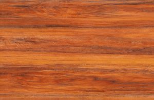 Primo piano su una tavola di legno di meranti