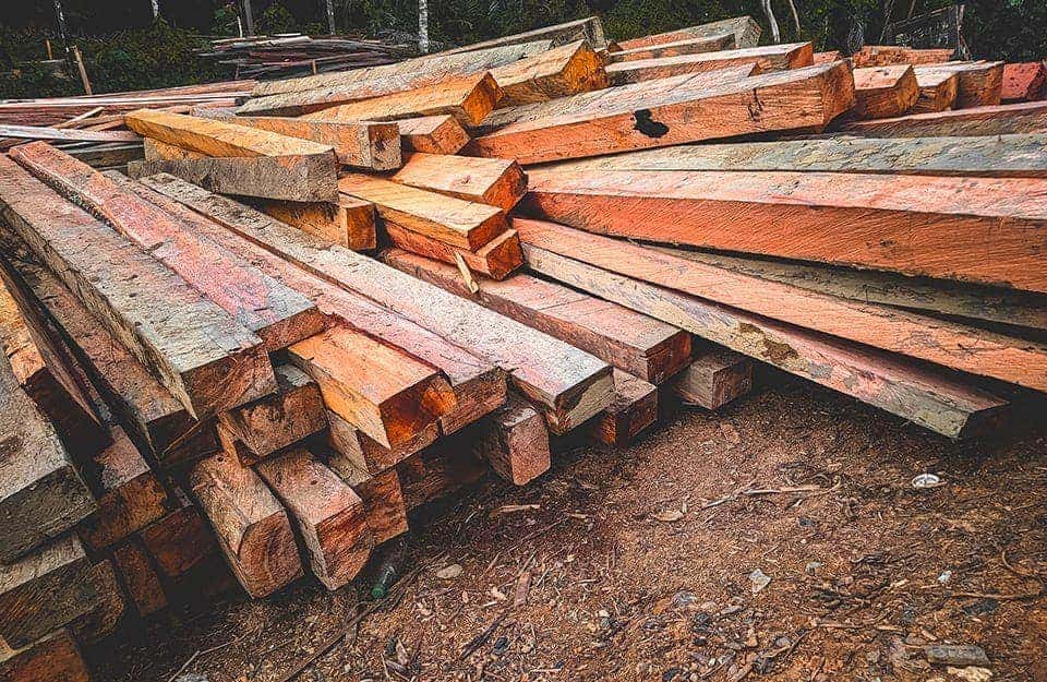 Una catasta di tavole di legno di meranti all'aperto