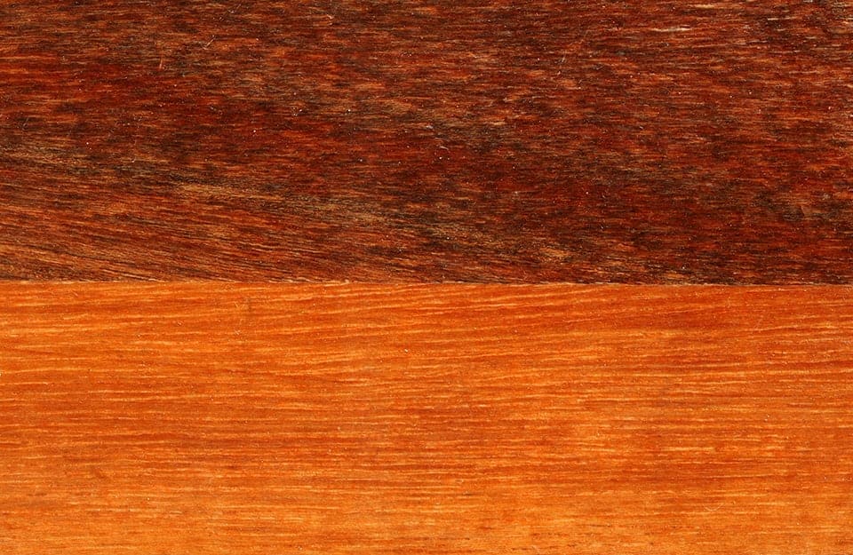Primo piano su una tavola di legno di meranti caratterizzata da due colorazioni differenti, una più scura e una più chiara