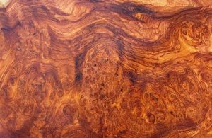 Primo piano sul caratteristico pattern del legno di doussié