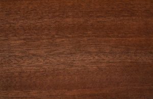 Primo piano sul caratteristico pattern del legno di iroko