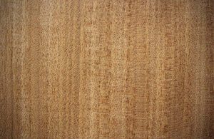 Primo piano sul caratteristico pattern del legno di afrormosia