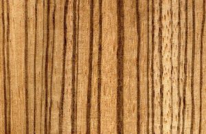 Primo piano sul caratteristico pattern del legno di zebrano