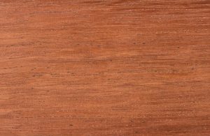 Primo piano sul caratteristico pattern del legno di merbau