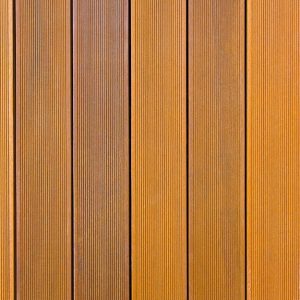 Primo piano, dall'alto, di un parquet da esterno in bangkirai