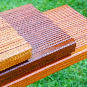 Tre tavole di legno di bangkirai per il decking