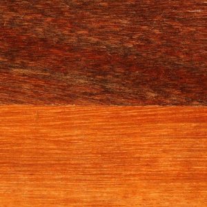 Primo piano su una tavola di legno di meranti caratterizzata da due colorazioni differenti, una più scura e una più chiara