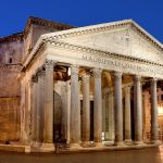 Il Pantheon di Roma visto dall'esterno di notte