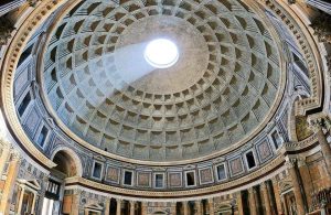 Interno del Pantheon di Roma, con un fascio di luce che entra dal foro della grande cupola
