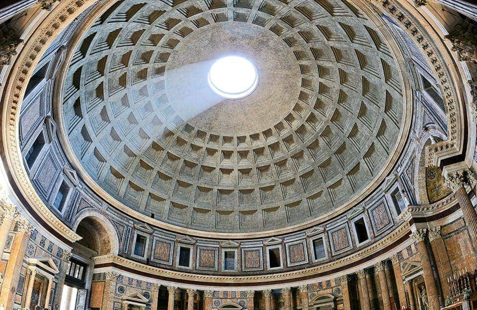 Interno del Pantheon di Roma, con un fascio di luce che entra dal foro della grande cupola
