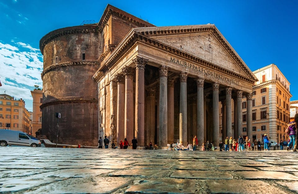 Il Pantheon di Roma visto da un angolo della piazza antistante, con i sampietrini della pavimentazione in primo piano