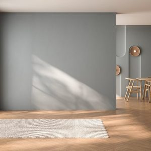 Grande ambiente domestico semivuoto in una stanza in cui si intravede il tavolo di una sala da pranzo. Le pareti sono grigie, il soffitto bianco e a terra c'è un parquet a spina di pesce
