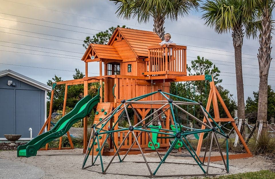 Una struttura ludica in legno in una parco giochi per bambini in una località tropicale