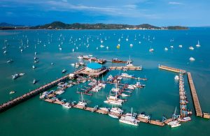 Vista dall'alto di un porticciolo per yacht a Phuket, in Thailandia
