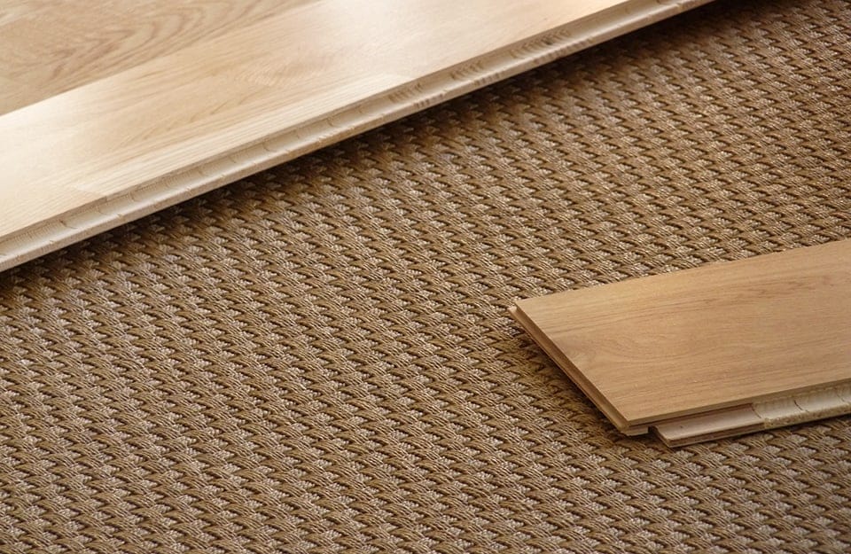 Due tavole di parquet prefinito su un tappetino