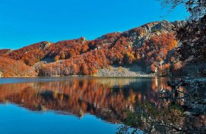 Panorama del Lago Santo, in provincia di Parma, nel Parco Nazionale Tosco-Emiliano, con il foliage autunnale