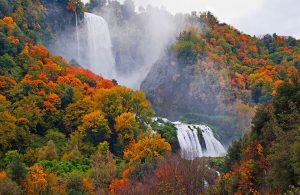 Vista dal basso sulla cascate della Marmore, in Umbria, in autunno