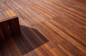 Dettaglio di un decking da esterno con seduta cubica in legno