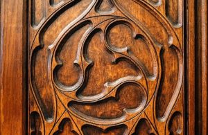 Dettaglio dei fregi di un antico mobile in legno del XIX secolo in stile vittoriano