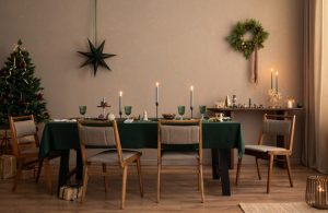 Sala da pranzo con mobili in legno in stile scandinavo, addobbata per il Natale in maniera essenziale