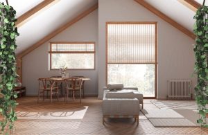 Salotto e sala da pranzo in una stanza open space luminosa e con travi a vista, sofà moderno, pavimento in parquet, tavolo da pranzo in legno, e tappeto, il tutto illuminato da una finestra orizzontale e da una grande finestra verticale