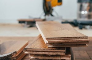 Delle tavole di parquet in legno di rovere accatastate e in attesa di essere posate su un pavimento