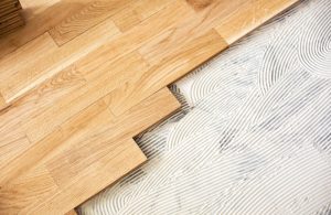 Vista dall'alto di un parquet in legno massello chiaro in fase di posa