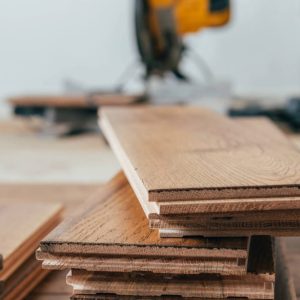 Delle tavole di parquet in legno di rovere accatastate e in attesa di essere posate su un pavimento