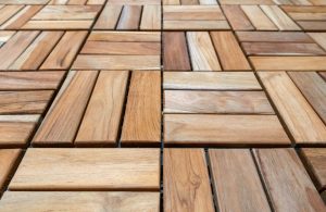 Posa a piastrelle di un decking con finitura opaca