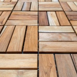 Posa a piastrelle di un decking con finitura opaca