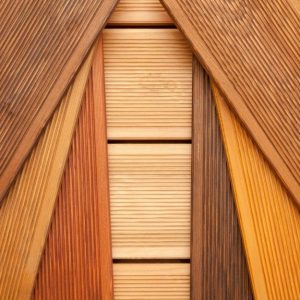Una composizione di tavole per il decking in diverse essenze legnose