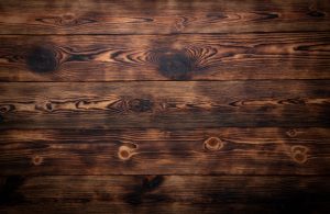 Vista dall'alto di un pavimento esterno in tavole di legno trattate con la tecnica dello Yakisugi