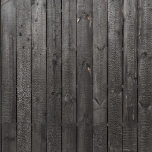 Vista dall'alto di un pavimento esterno in tavole di legno trattate con la tecnica dello Yakisugi