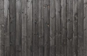 Vista dall'alto di un pavimento esterno in tavole di legno trattate con la tecnica dello Yakisugi
