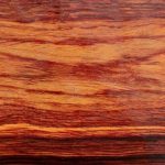 La caratteristica superficie di una tavola di legno di cocobolo