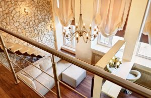 Vista dall'alto di una lussuosa casa su più livelli con parquet in legno esotico